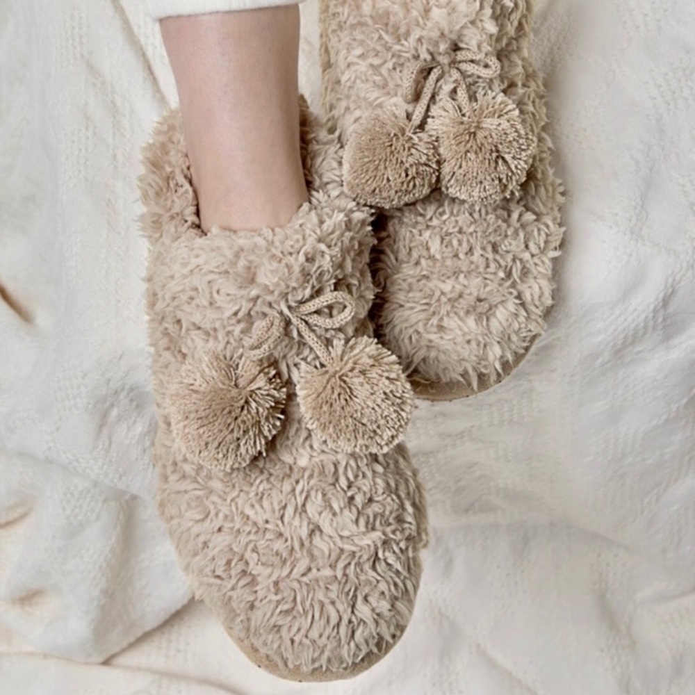 COZY Faux Fur Pom Pom Slippers - Picture 2 of 4